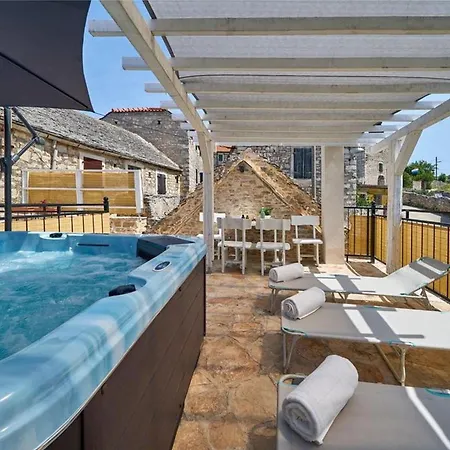 Villa Elegant Stone House With Jacuzzi, Terrace, And Private Yard In Solta Srednje Selo na Solti