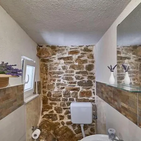 Elegant Stone House With Jacuzzi, Terrace, And Private Yard In Solta *