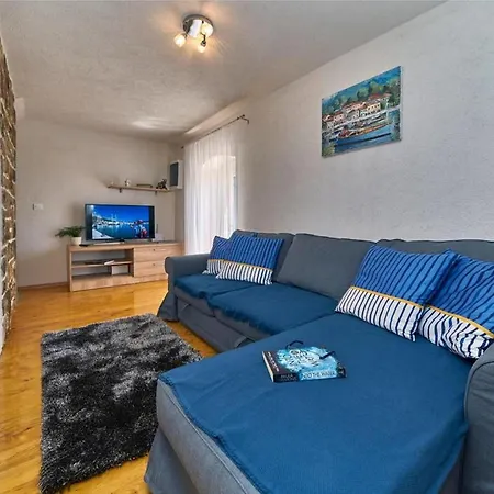 Elegant Stone House With Jacuzzi, Terrace, And Private Yard In Solta Srednje Selo na Solti