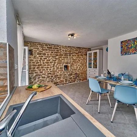 Villa Elegant Stone House With Jacuzzi, Terrace, And Private Yard In Solta