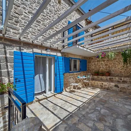 Villa Elegant Stone House With Jacuzzi, Terrace, And Private Yard In Solta *