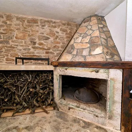 Elegant Stone House With Jacuzzi, Terrace, And Private Yard In Solta *